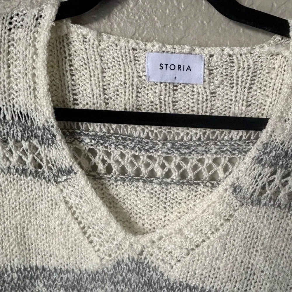 Storia  cream and gray Anthropology Sweater Size Small‎